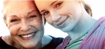 Foto di una donna matura accanto a una donna giovane. L’immagine illustra la storia di o.b.® e come abbiamo contribuito a migliorare la qualità della vita delle donne per oltre 60 anni.